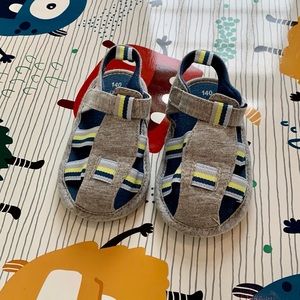 NWOT size 2.5 toddler water sandals.